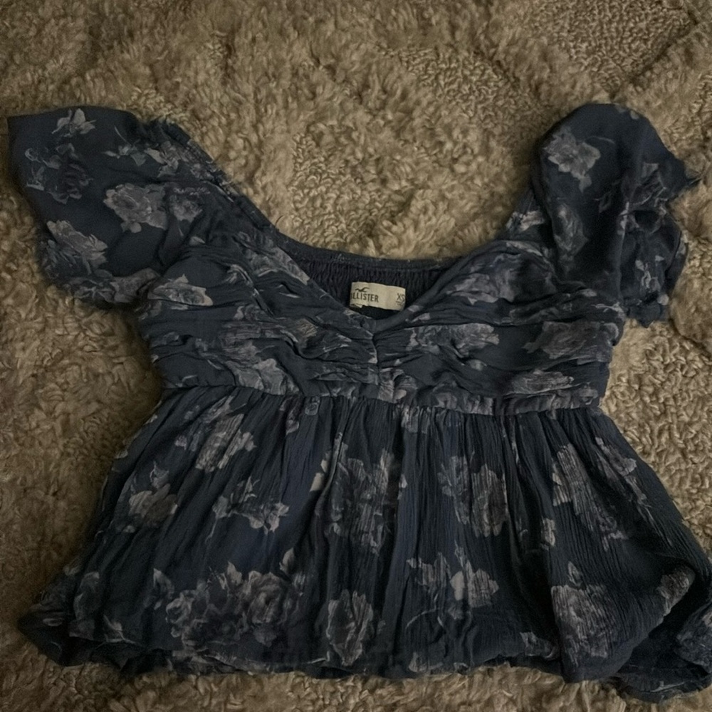 Hollister top